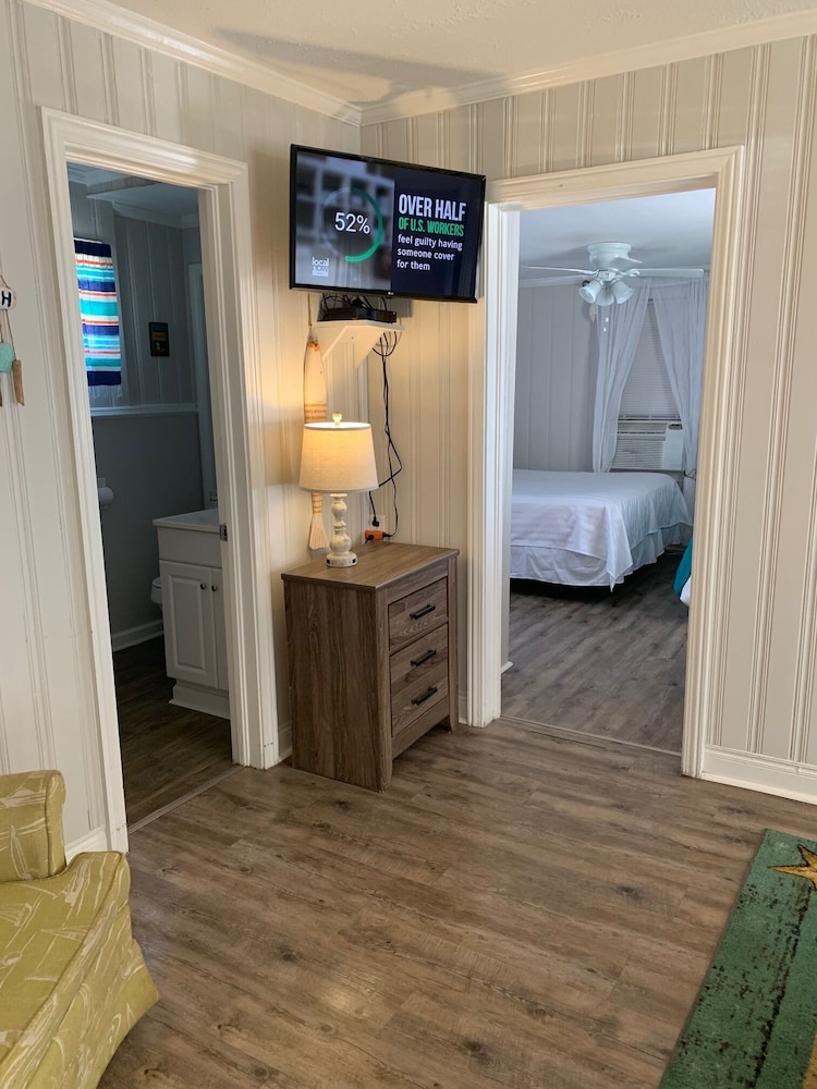 Flip Flop Cottages, 1 Bedroom, 1 Queen and 1 Twin Bed, 1 Bath with Front Porch photo 2