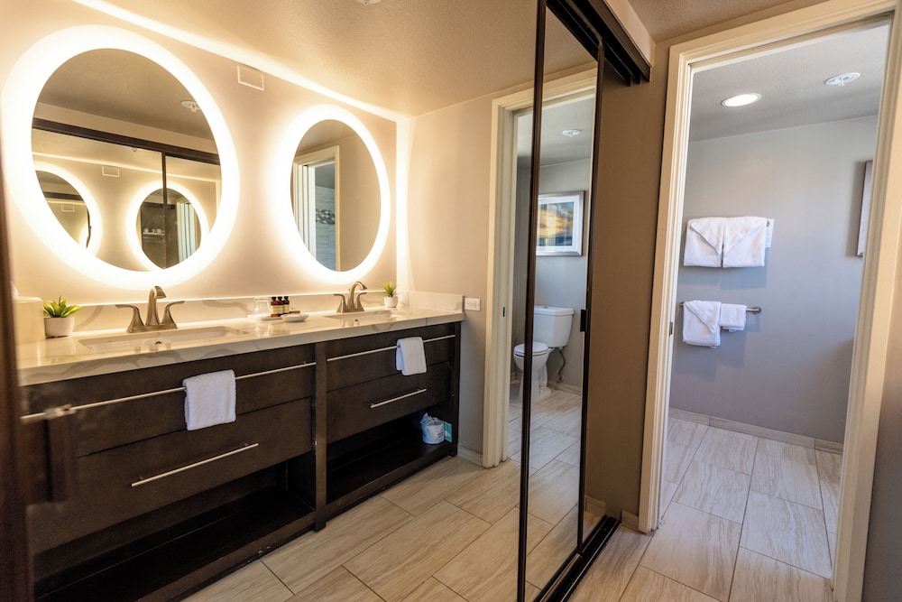 Aston Waikiki Beach Tower: Deluxe Condo, Lanai, Ocean View photo
