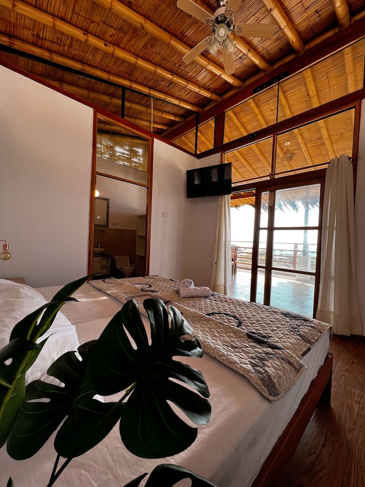 Exclusive Triple Room, Mixed Dorm, Ensuite, Partial Ocean View photo 2