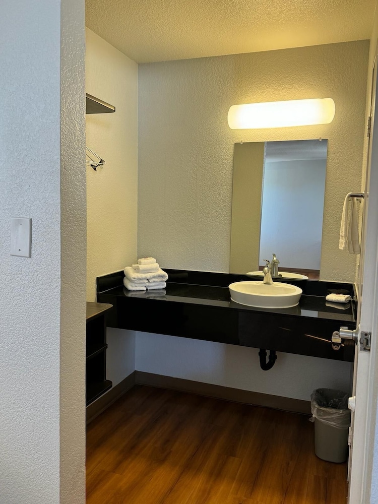 Standard Room, 2 Double Beds, Non Smoking, Refrigerator, photo 6