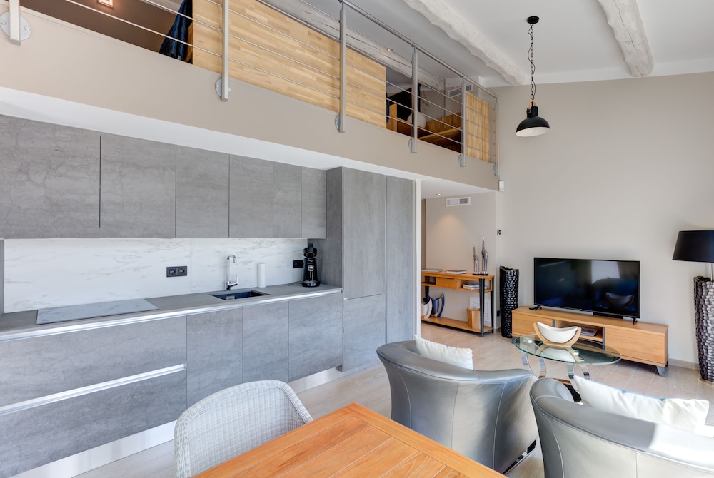 Grand Studio Suite, 1 King Bed, Terrace photo 2