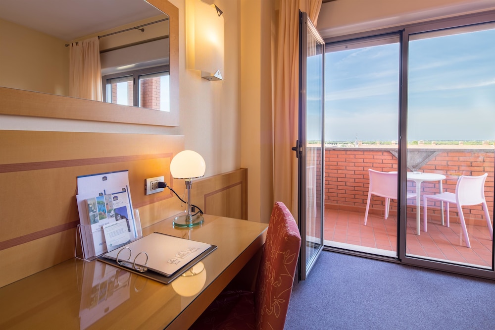 Classic Room, 1 King Bed, Balcony - Photo 4