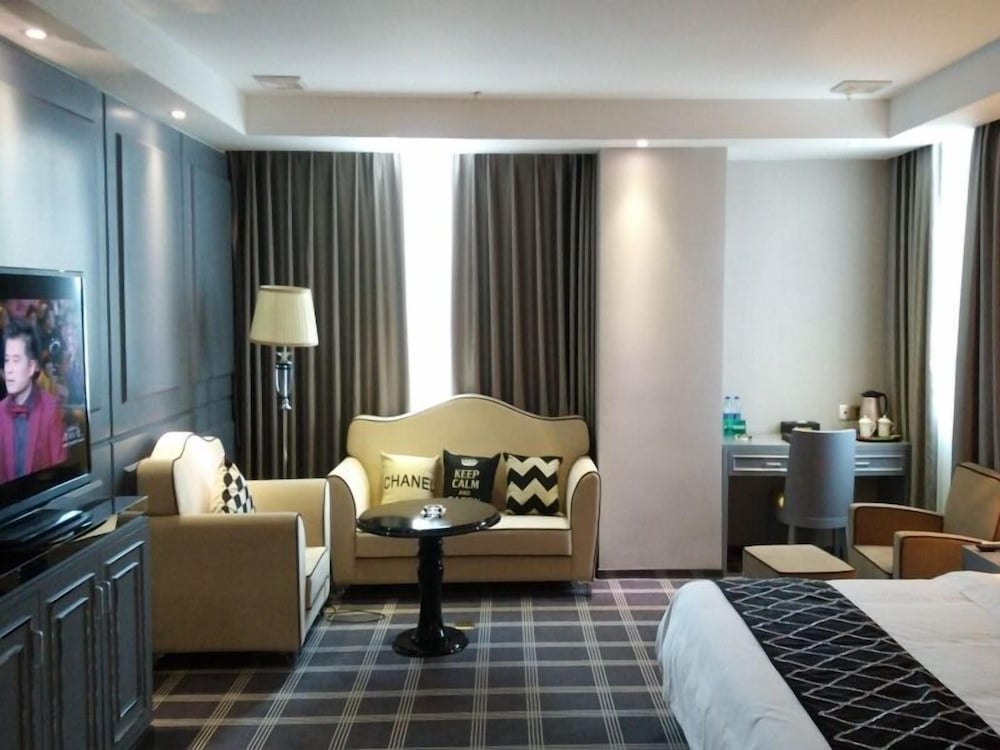 Suite, 1 King Bed photo 2
