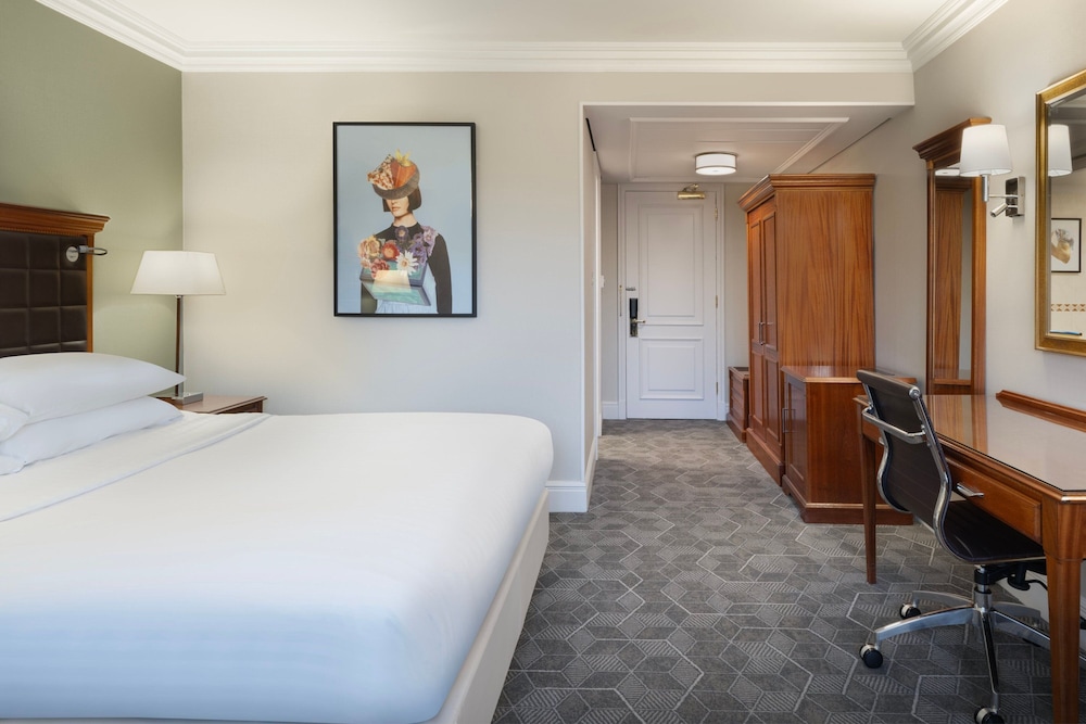 Deluxe Room, 1 Queen Bed photo 1