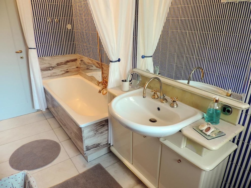 Standard Twin Room, Shared Bathroom photo 3