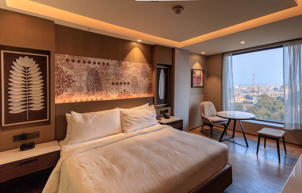 Suite, 1 King Bed - Photo 4