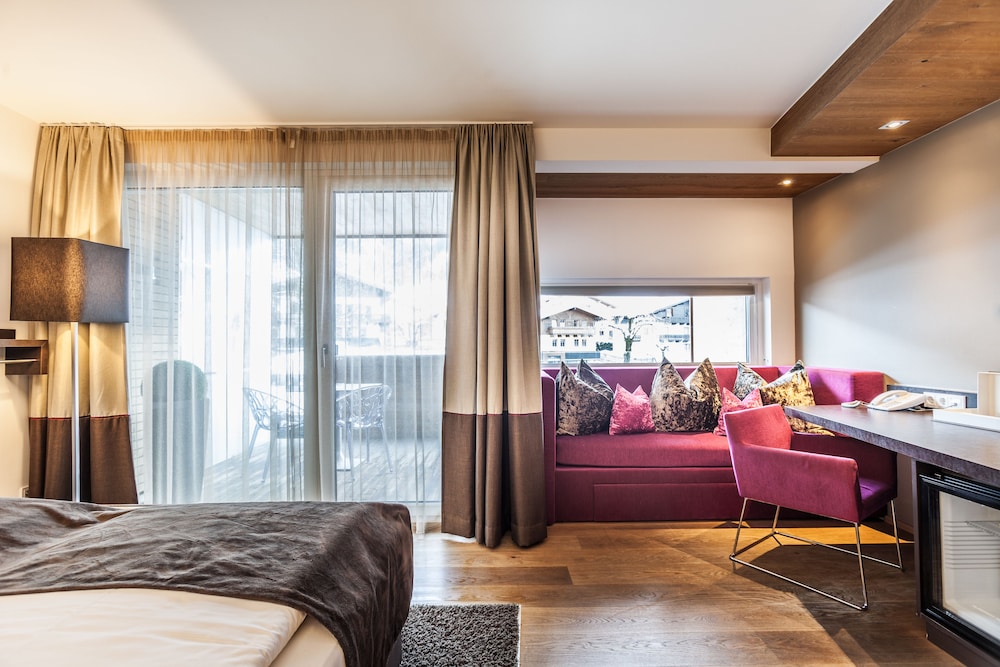 Premium Double Room, 1 King Bed, Balcony, City View photo 2