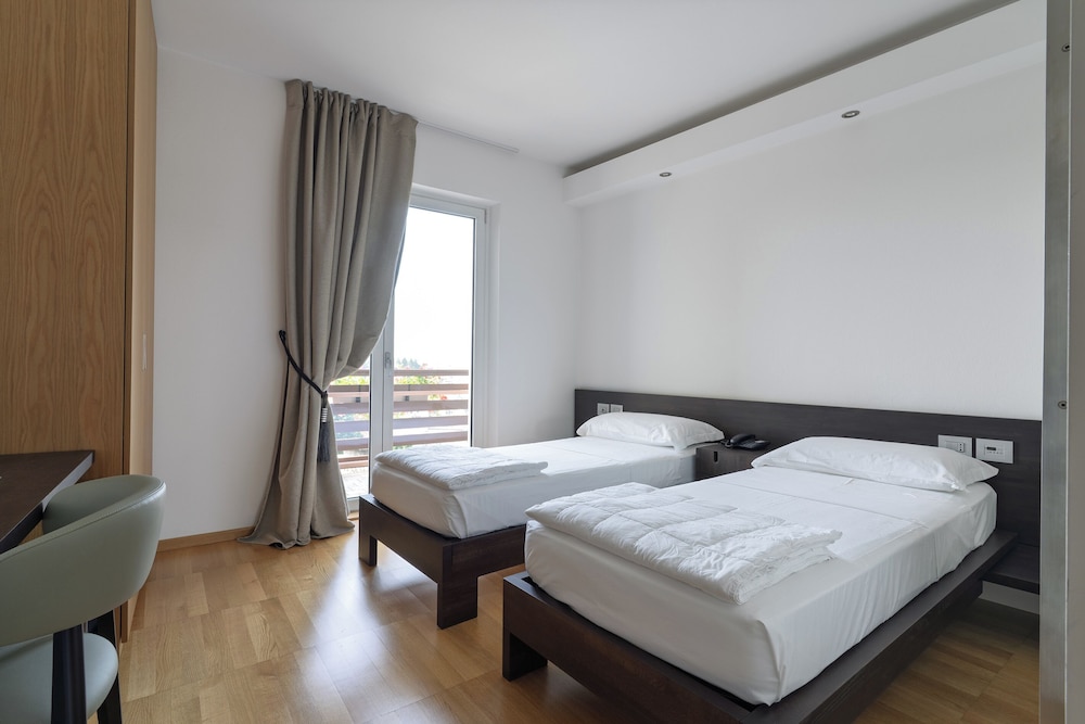 Double or Twin Room, 1 Queen Bed, Balcony photo 2