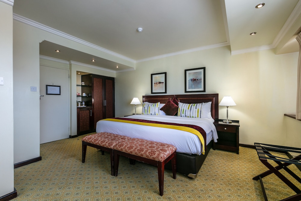 Junior Suite, 1 Queen Bed, Ensuite, City View (Junior Suite) photo 3