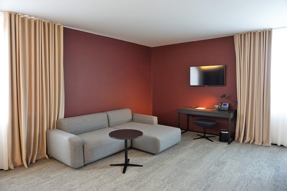 Suite, 1 King Bed, Non Smoking - Photo 9
