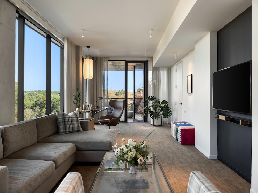 Lake View One-Bedroom Balcony Suite - Photo 2