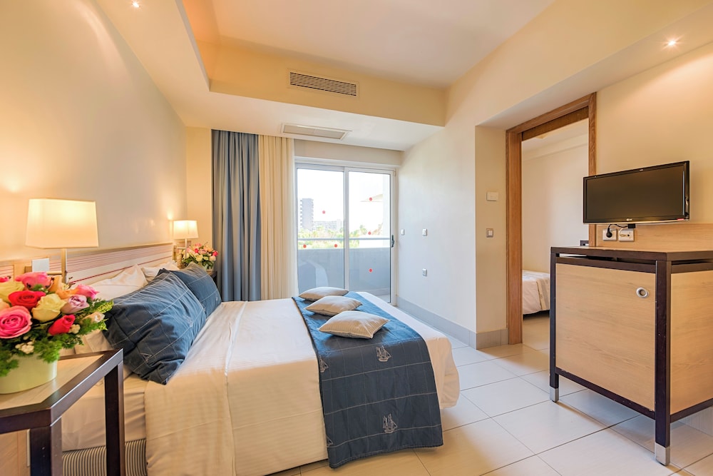 Superior Family Room, Partial Sea View
