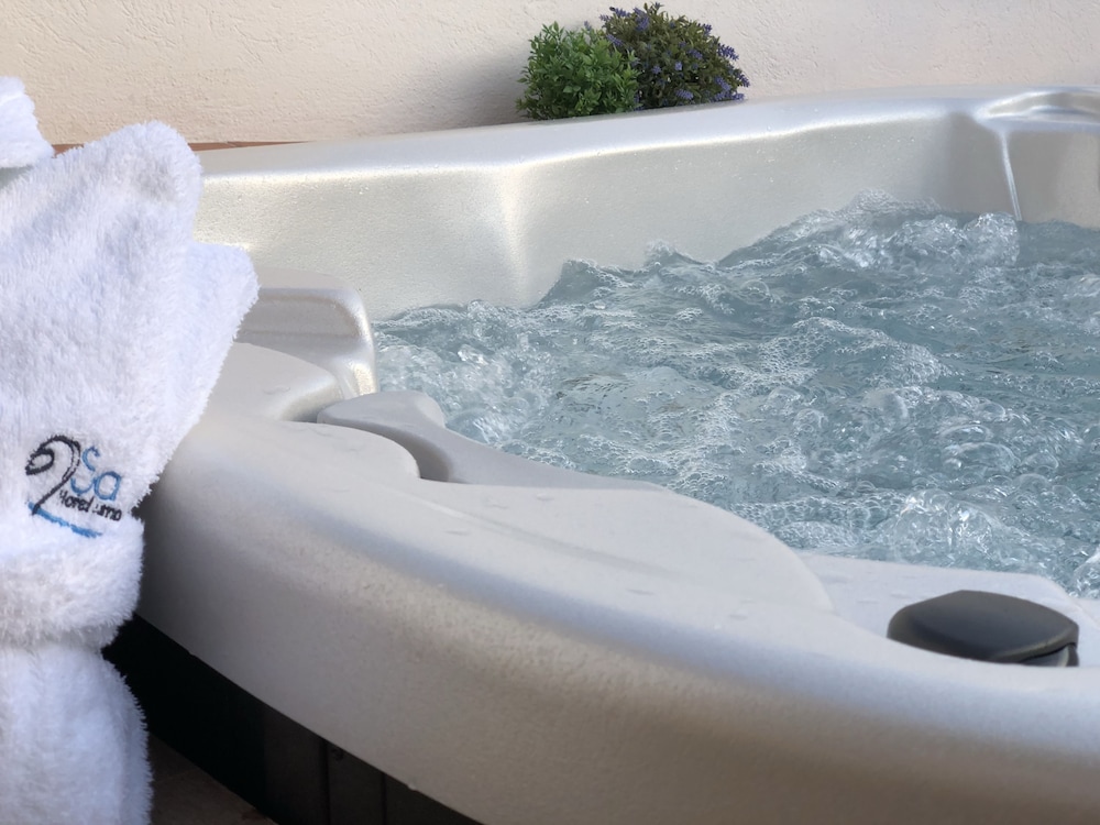 Romantic Suite, Hot Tub photo 3