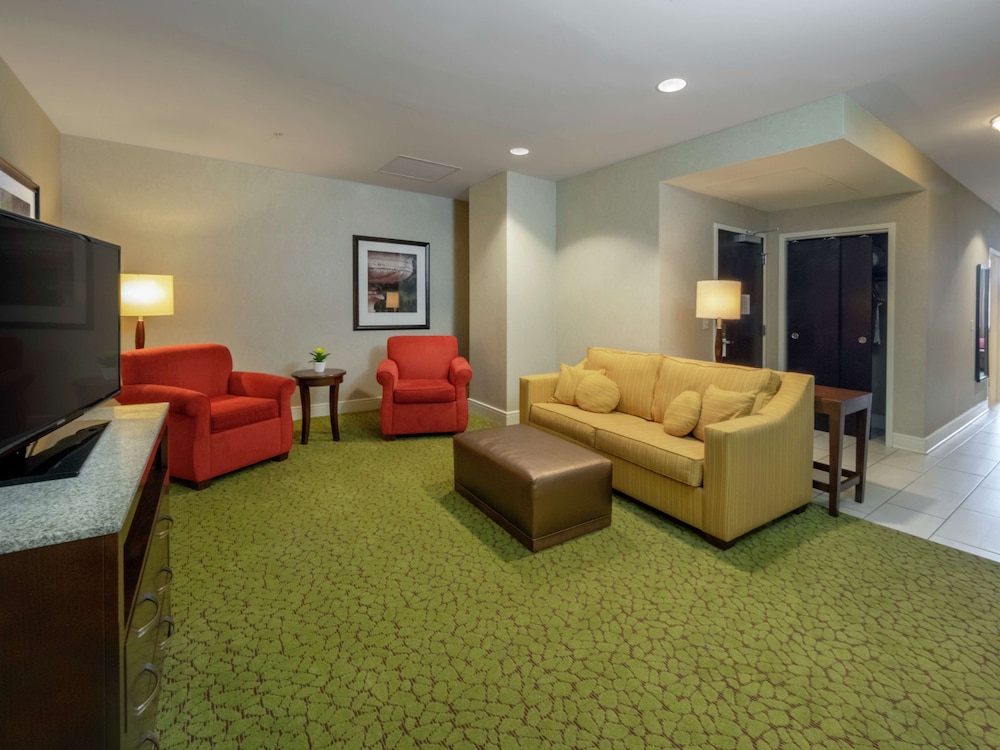 Deluxe Suite, 2 Queen Beds, Non Smoking, City View (2 Queen Beds & Sofa Bed) photo 3