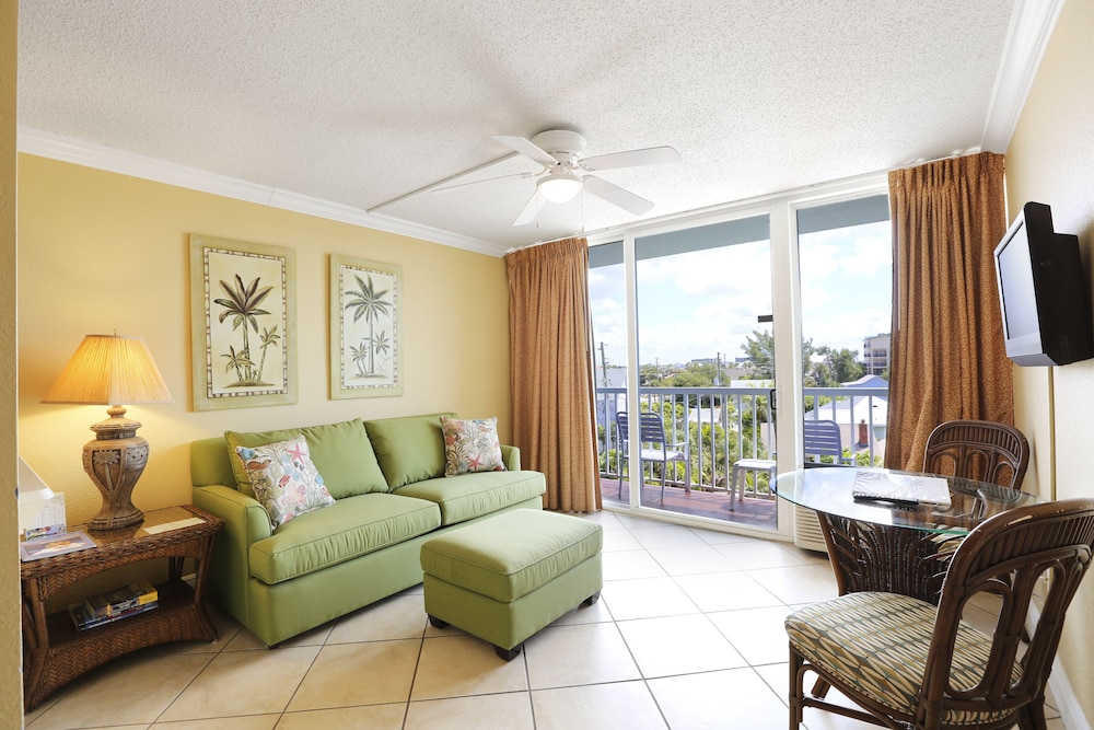 Studio, One Queen and One Sofa Bed, Beachfront photo 1
