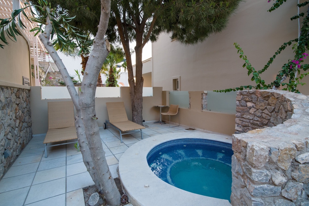 Junior Suite, Jetted Tub - Photo 9