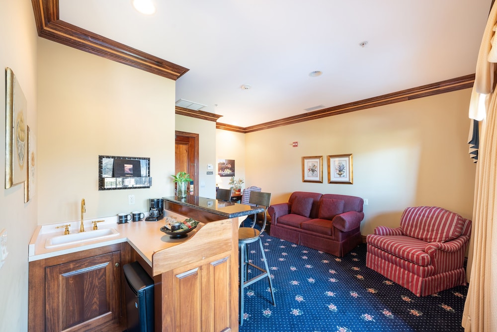 BUSTER SUITE Room 205 photo 2
