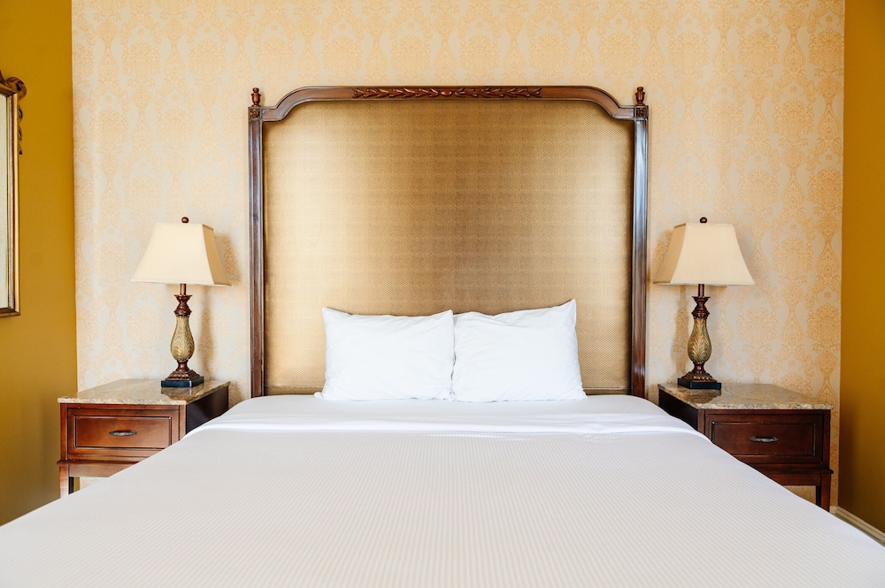 King Room with Balcony (24/7 Front Desk) - Photo 6