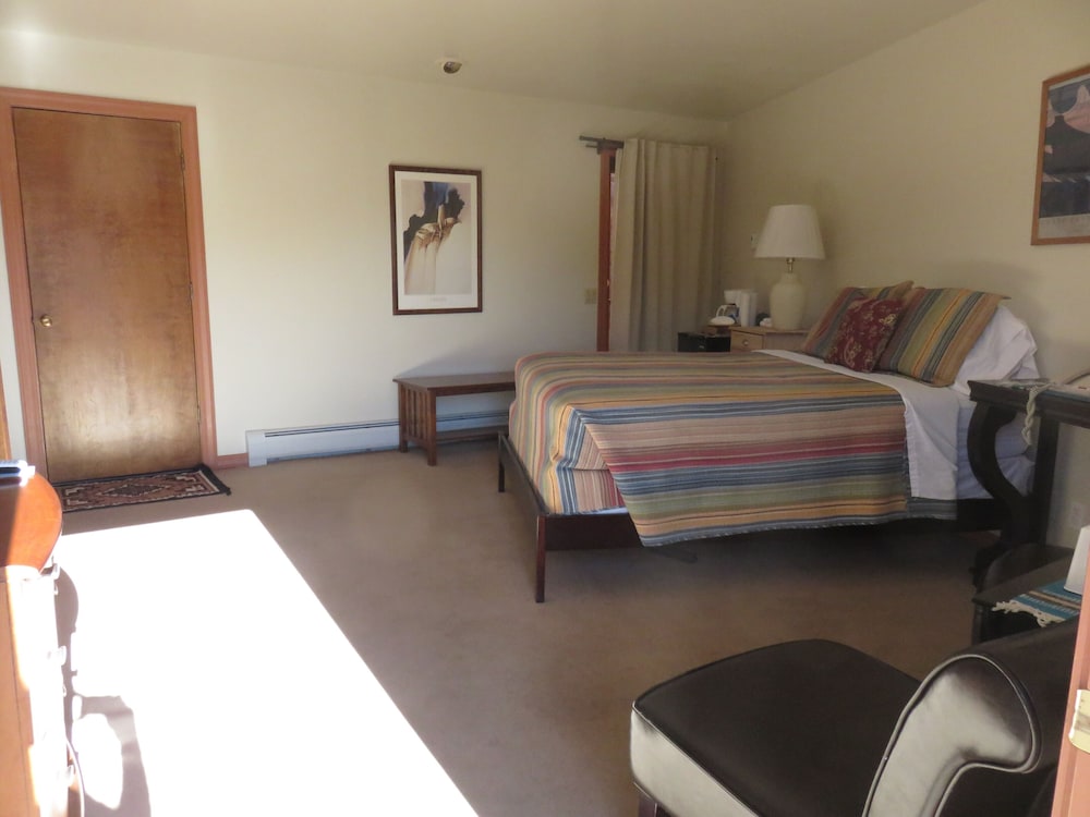 Classic Single Room, 1 Queen Bed, Balcony, River View (Upstairs, No Pets) photo 1