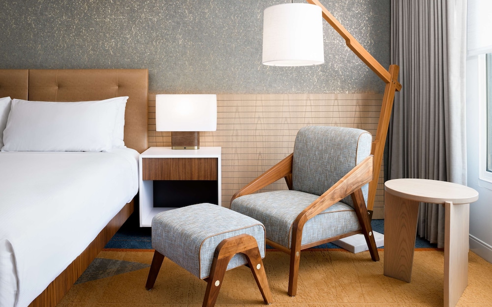 Room, 1 Queen Bed (Mobility & Hearing, Roll-in Shower)