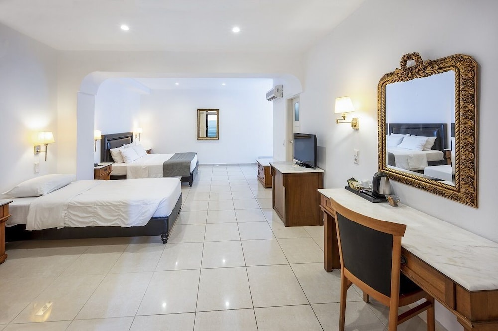 Room with sharing pool - Photo 4