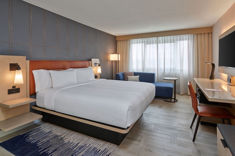 Room, 1 King Bed (Mobility/Hearing Access, Roll-in Shwr) - Photo 1