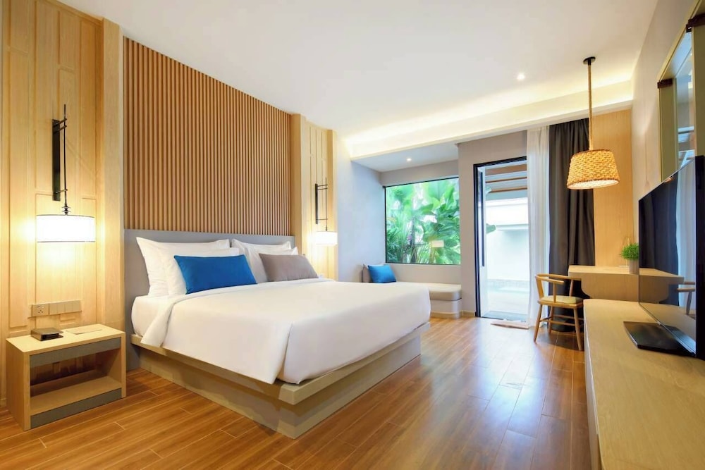 2-Bedroom Pool Suite - Photo 3