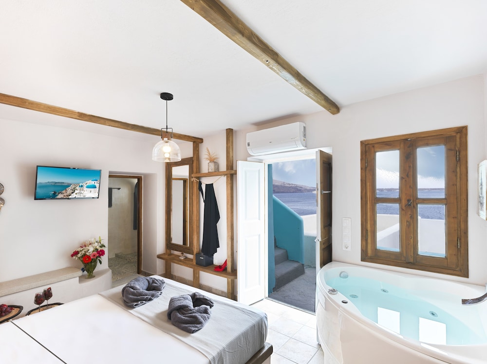 Comfort Studio Suite, 1 Queen Bed, Hot Tub, Sea View