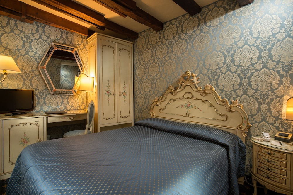 Basic Double Room, 1 Large Twin Bed (Small) thumbnail 5