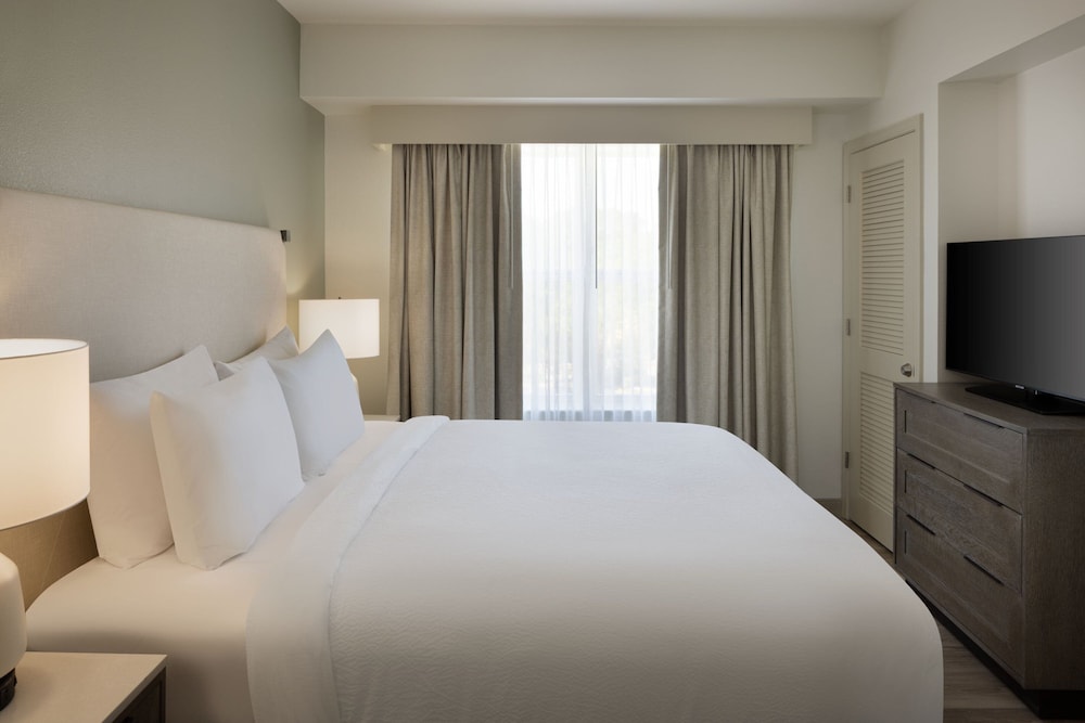 Suite, 1 Bedroom - Photo 2