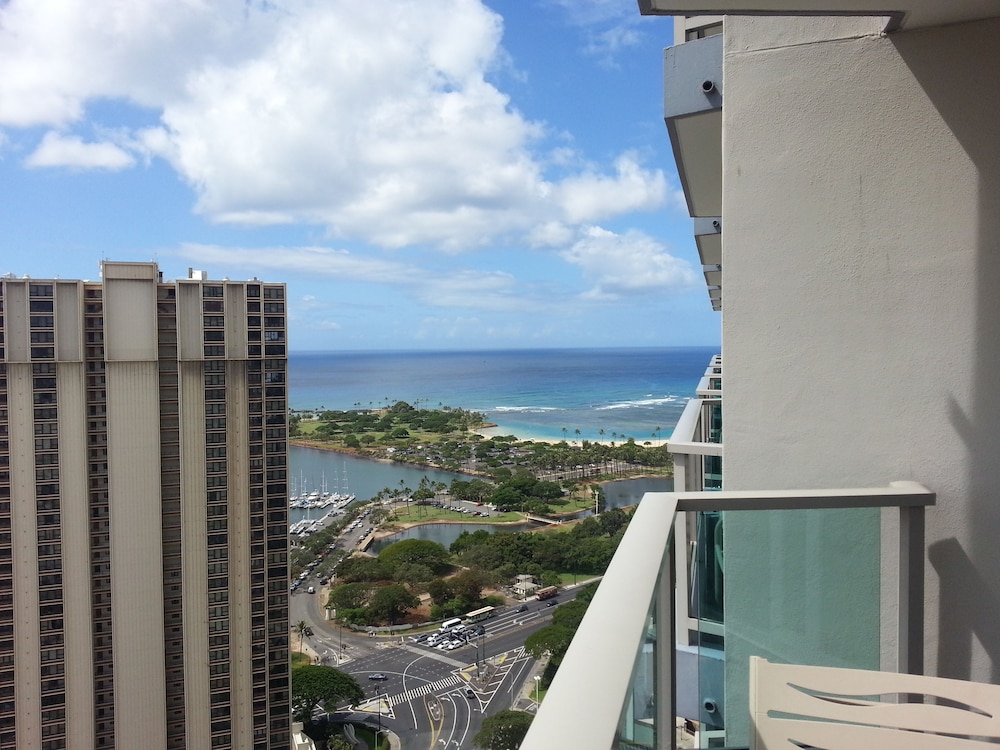 Superior Room, Ocean View (Waikiki Tower) - Photo 12