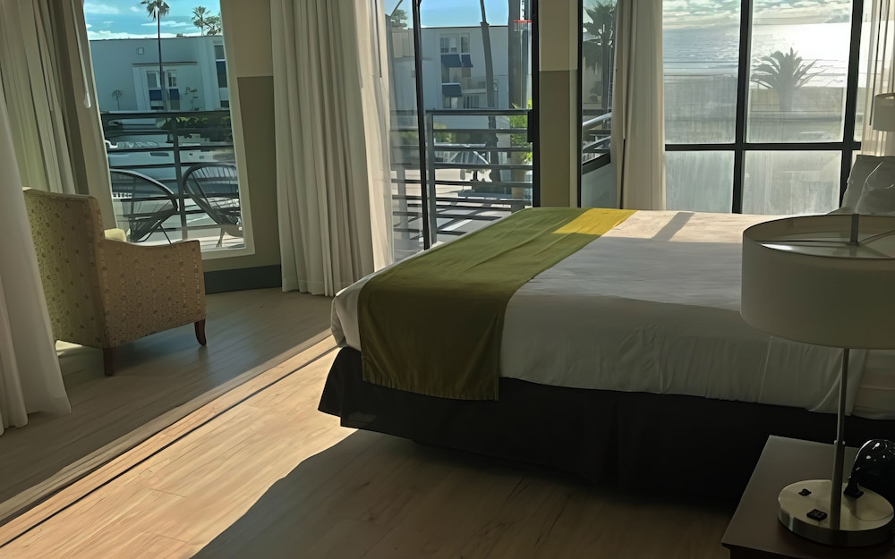 Deluxe Room, 1 King Bed, Balcony, Oceanfront photo 1