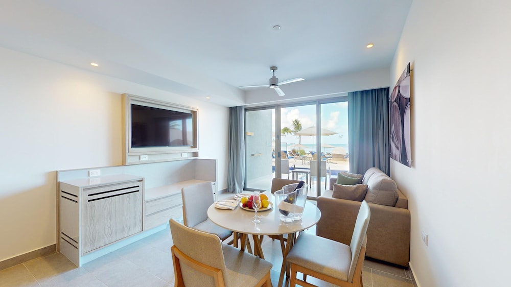 Luxury Presidential Beach Front Swim Out One Bedroom Suite Diamond Club