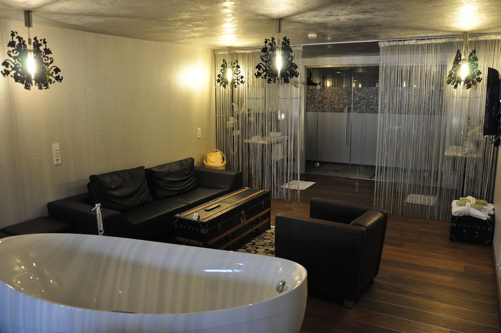 Signature Studio, 1 Double Bed, Courtyard View