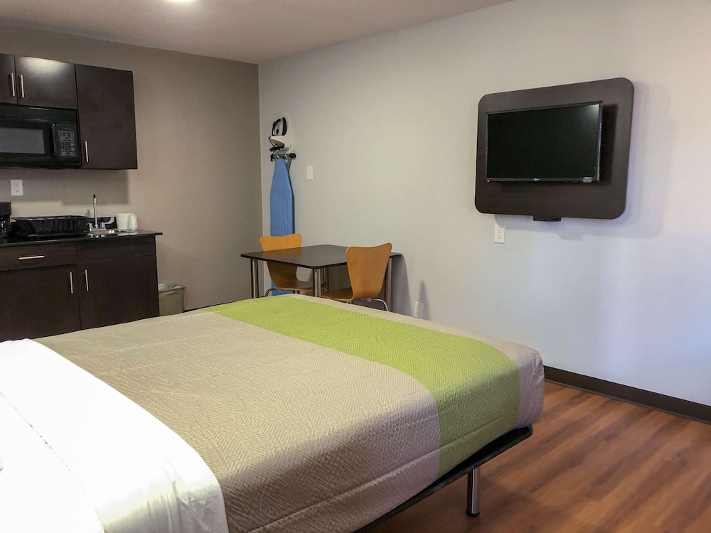 Deluxe Room, 2 Queen Beds, Smoking, Kitchenette - Photo 7
