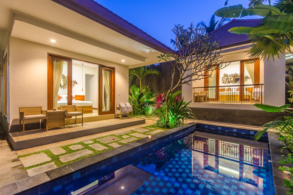 Queen Room with Pool View