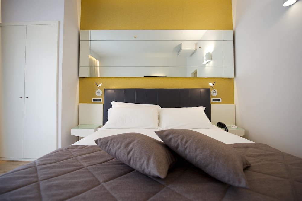 Standard Room, 1 Queen Bed - Photo 11