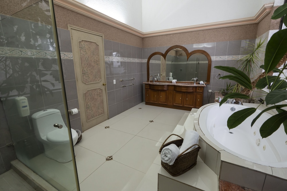 Presidential Room, 1 King Bed, Accessible photo 2