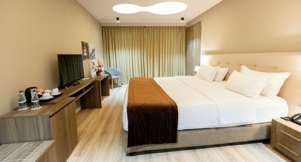 Deluxe Suite, 1 King Bed, Non Smoking, Jetted Tub photo 2