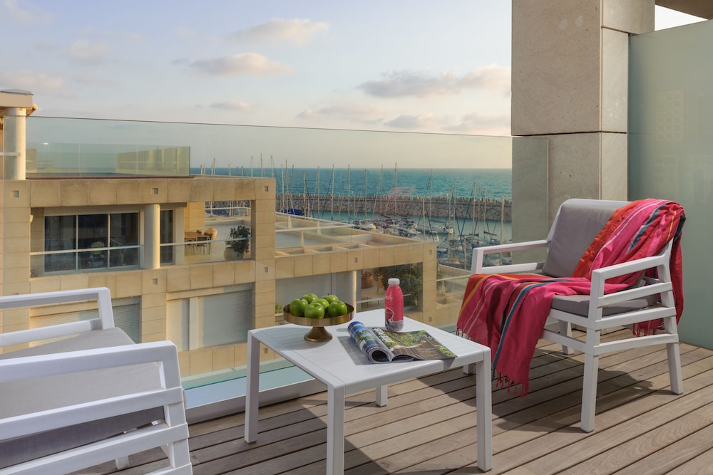 Deluxe Suite, Balcony thumbnail 5