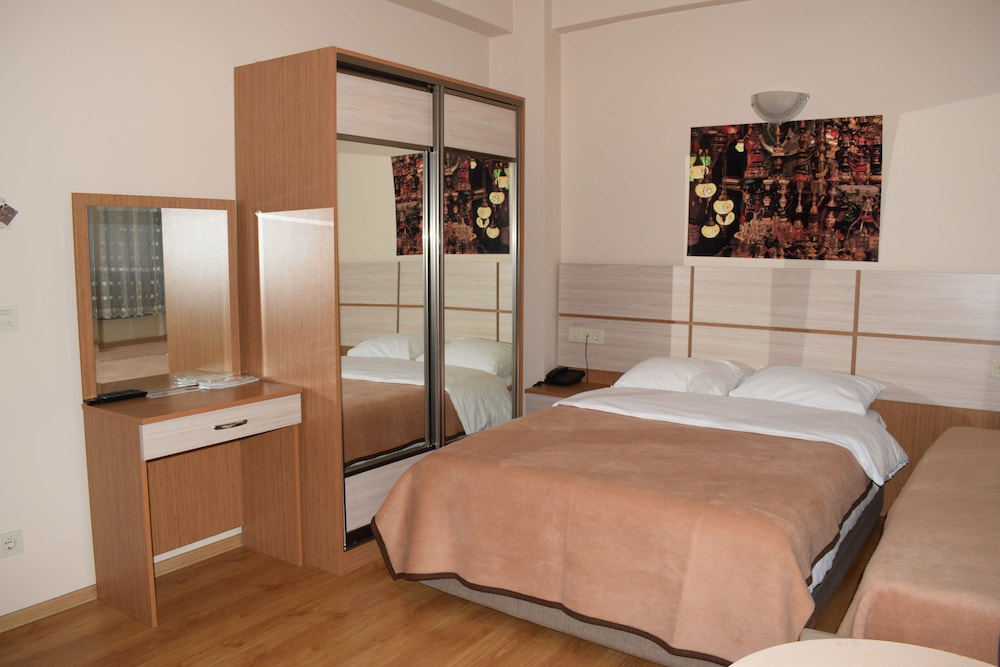 Economy Triple Room photo 2