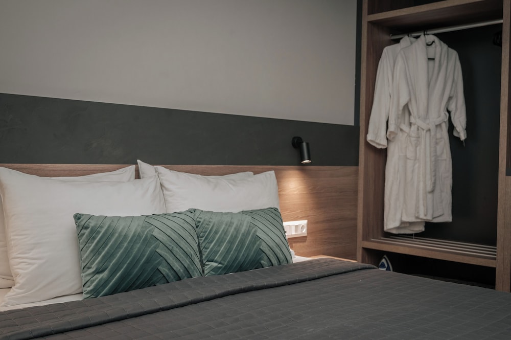 Queen Deluxe Room - Photo 13