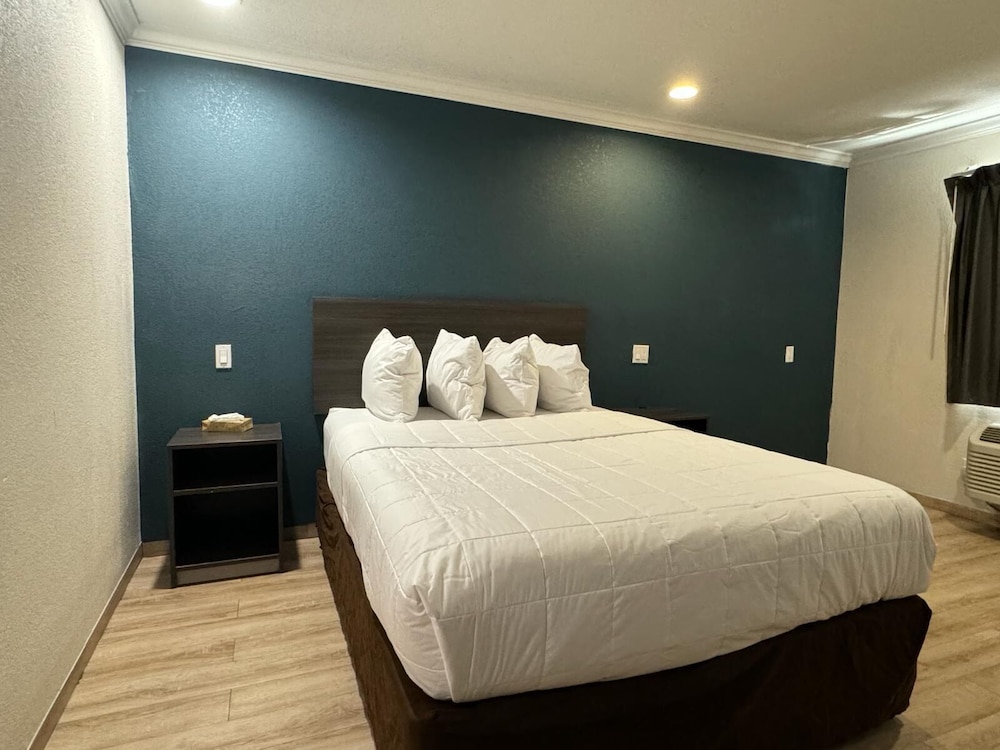 Suite, 1 King Bed, Non Smoking - Photo 4