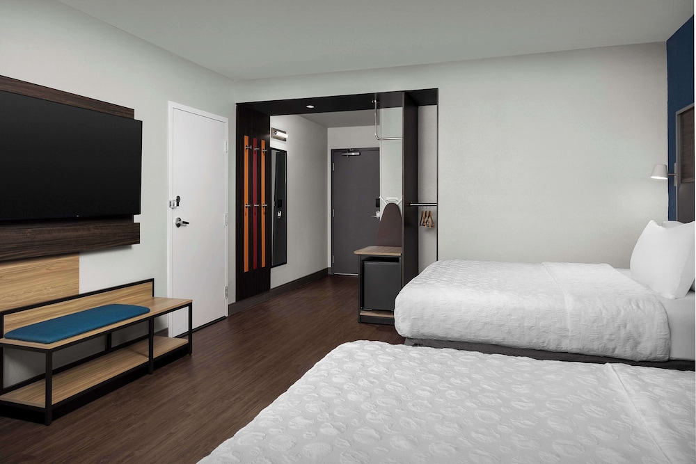 Room, 2 Queen Beds, Accessible, Bathtub - Photo 1
