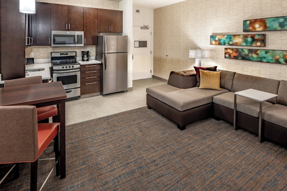 Suite, 1 King Bed, Kitchen photo 3