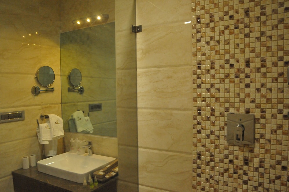 Junior Studio Suite, 1 Queen Bed, Ensuite, Executive Level photo 2