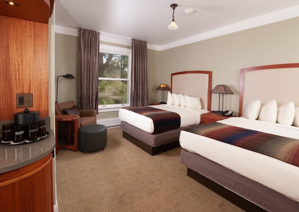 Deluxe Hotel Room 2 Queen