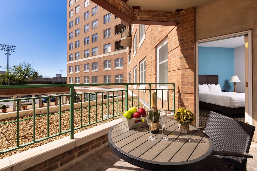 Room, 1 King Bed, Non Smoking, Balcony - Photo 3
