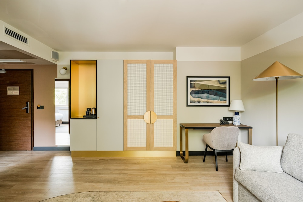 Deluxe Suite, 1 Queen Bed with Sofa bed, Balcony - Photo 3