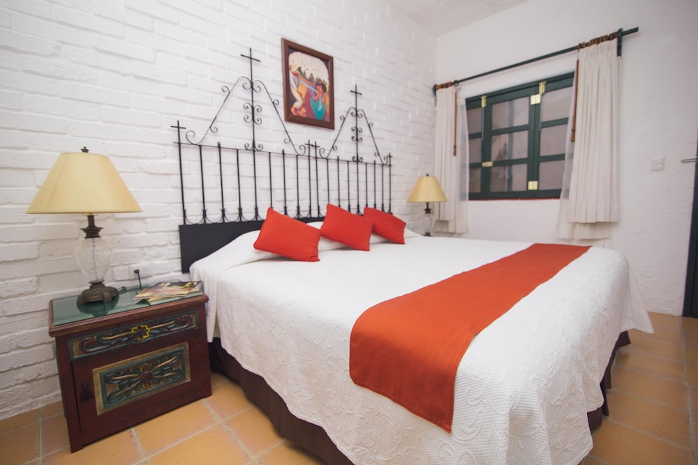 Standard Room, 1 King Bed photo 3